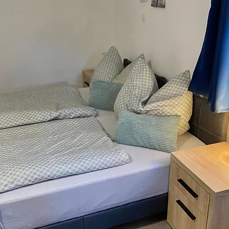Oazis Apartmanhaz ホームステイ Balatonalmádi